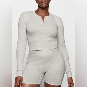 NWT SKIMS Cotton Rib Long Sleeve Crop Henley | Light
Heather Grey | XL